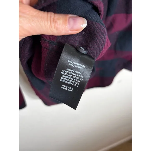 Aritzia Tna Flannel Shirt Size S Burgundy Black Plaid - Picture 4 of 6